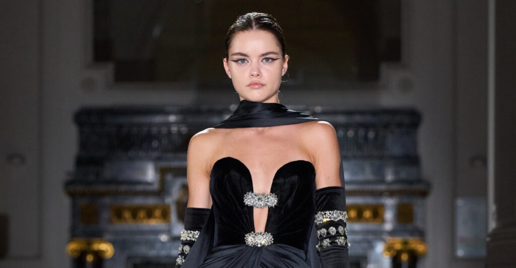 : أزياء BALENCIAGA تسرق الأضواء في باريس بتصميم “المرايا”